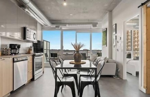 East Village Apartment | 5 min walk to Stampede | 2BR | AC | UG Parking