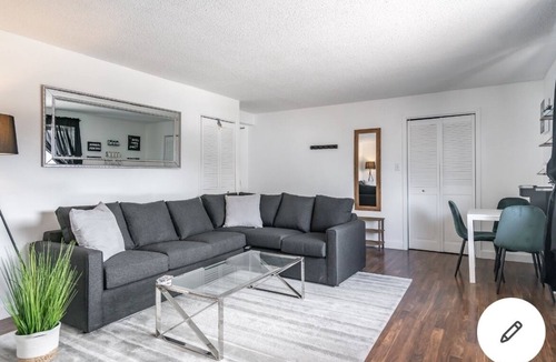 Fallsview House | 5 min walk to the falls Canada 20 Guest unit! Modern,