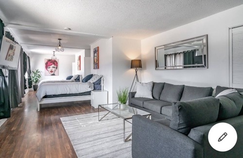 Fallsview House | 5 min walk to the falls Canada 20 Guest unit! Modern,