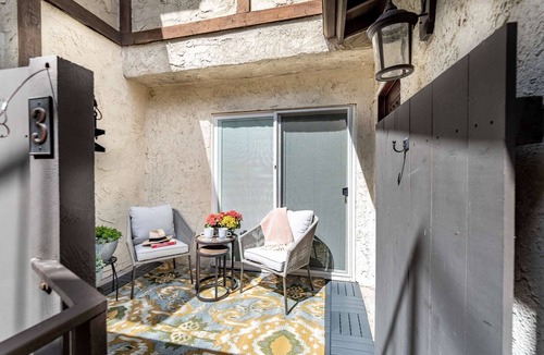 Studio City Condo | 5 Min Walk to Ventura Blvd 2 Primary Bedroom Suites plus W/D - Parking