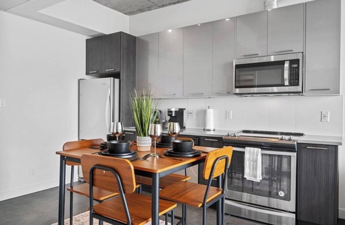 Victoria Park Apartment | 5 mins from Stampede | King Bed | Sofa Bed | AC