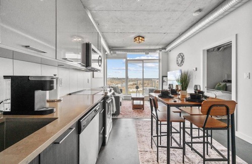 Victoria Park Apartment | 5 mins from Stampede | King Bed | Sofa Bed | AC
