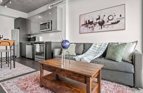 Victoria Park Apartment | 5 mins from Stampede | King Bed | Sofa Bed | AC