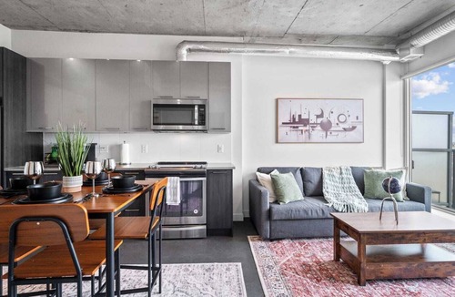 Victoria Park Apartment | 5 mins from Stampede | King Bed | Sofa Bed | AC