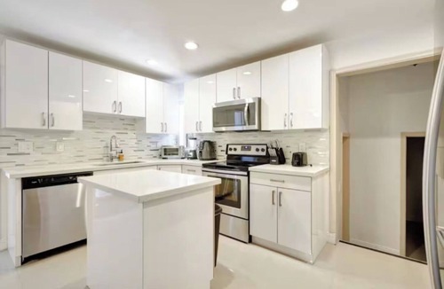 Boynton Beach Villa | 5 Mins to Beach! Pool, Jacuzzi, Mini-Golf, Games