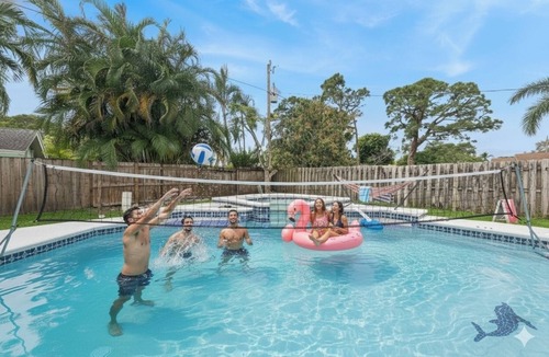 Boynton Beach Villa | 5 Mins to Beach! Pool, Jacuzzi, Mini-Golf, Games