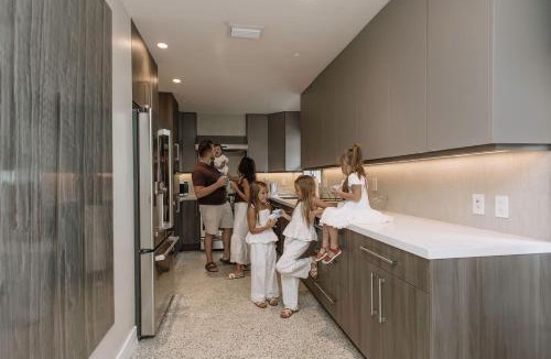 Coral Heights House | 5 mins to Beach Pool & Tiki Hut BBQ