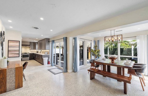 Coral Heights House | 5 mins to Beach! Pool & Tiki Hut | BBQ