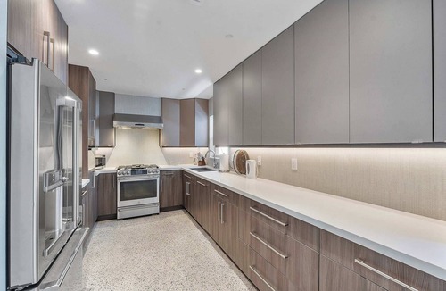 Coral Heights House | 5 mins to Beach! Pool & Tiki Hut | BBQ