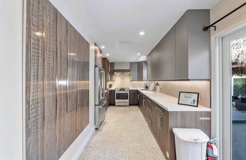 Coral Heights House | 5 mins to Beach! Pool & Tiki Hut | BBQ