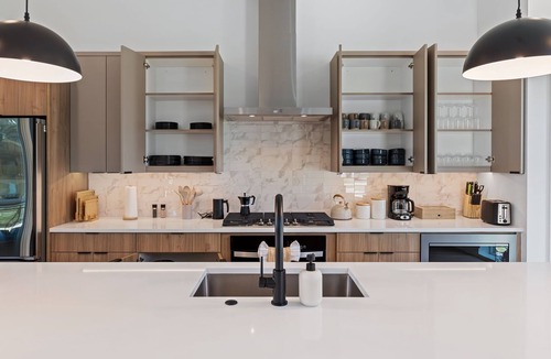 West Dallas House | 5 Mins to DT Dallas, Sleeps 14, Fast Wi-Fi + Office Space, Hot tub, Ping Pong