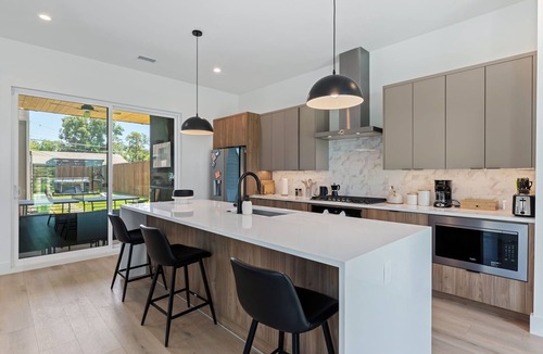 West Dallas House | 5 Mins to DT Dallas, Sleeps 14, Fast Wi-Fi + Office Space, Hot tub, Ping Pong