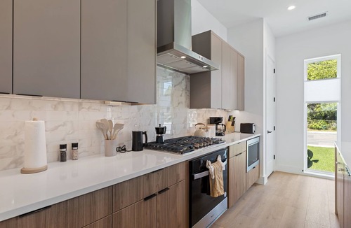 West Dallas House | 5 Mins to DT Dallas, Sleeps 14, Fast Wi-Fi + Office Space, Hot tub, Ping Pong