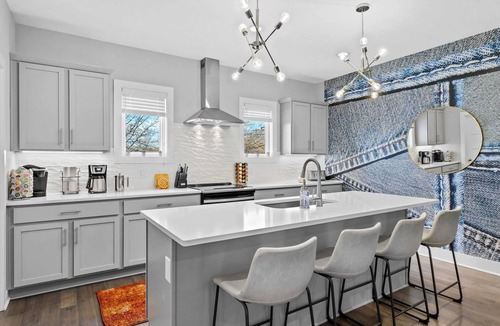 Katie Hill Neighborhood Condo | 5 mins to DT! Gameroom~ Balcony~ Karaoke~Sleeps 10