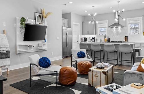 Katie Hill Neighborhood Condo | 5 mins to DT! Gameroom~ Balcony~ Karaoke~Sleeps 10