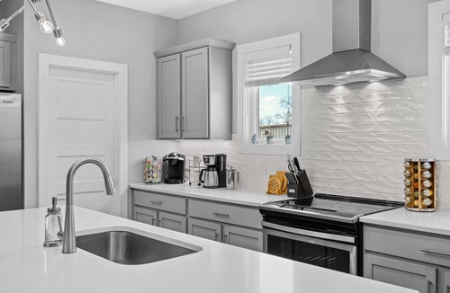 Katie Hill Neighborhood Condo | 5 mins to DT! Gameroom~ Balcony~ Karaoke~Sleeps 10