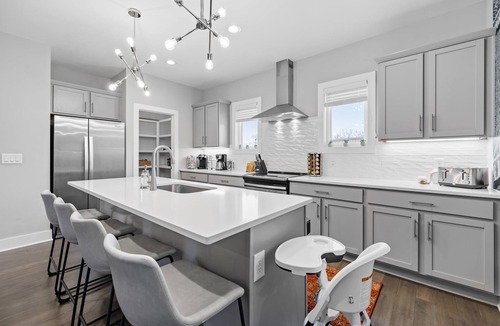 Katie Hill Neighborhood Condo | 5 mins to DT! Gameroom~ Balcony~ Karaoke~Sleeps 10
