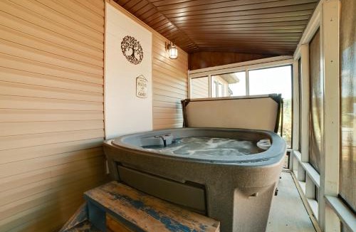 Hardin County House | 5 Mins to Garden of the Gods: Fire Pit & More!