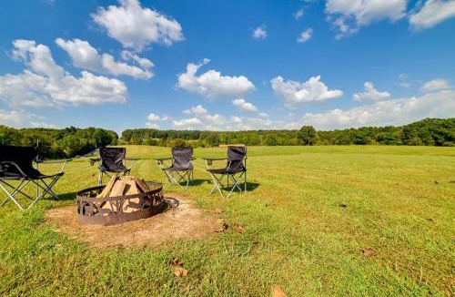 Hardin County House | 5 Mins to Garden of the Gods: Fire Pit & More!