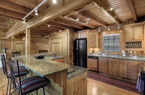 Cullman House | 5 Mins to I-65 - Lakefront Log Home - Dock, Game Room, Kayaks