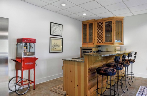Cullman House | 5 Mins to I-65 - Lakefront Log Home - Dock, Game Room, Kayaks