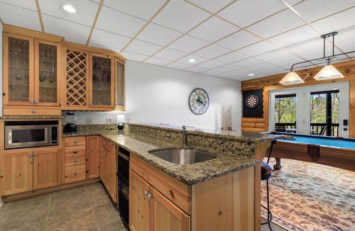 Cullman House | 5 Mins to I-65 - Lakefront Log Home - Dock, Game Room, Kayaks