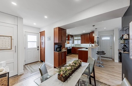 Pickering House | 5 mins to Pubs, beach, waterfront trail and GO station to downtown TO