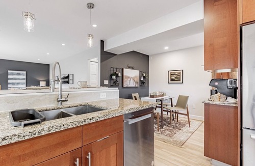 Pickering House | 5 mins to Pubs, beach, waterfront trail and GO station to downtown TO