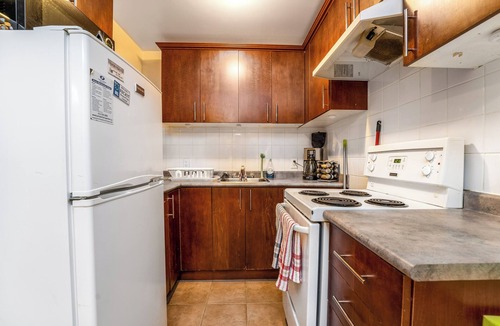 Golden Triangle Apartment | 5 mins to uOttawa & Elgin St. Pet friendly, exec apartment next to the Canal!