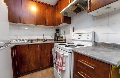 Golden Triangle Apartment | 5 mins to uOttawa & Elgin St. Pet friendly, exec apartment next to the Canal!