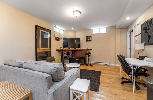 Golden Triangle Apartment | 5 mins to uOttawa & Elgin St. Pet friendly, exec apartment next to the Canal!
