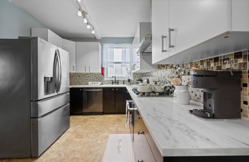 Elizabeth Apartment | 5 minute to the Newark liberty airport-Soothing 2-bedroom apartment in Elizabeth
