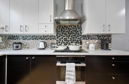 Elizabeth Apartment | 5 minute to the Newark liberty airport-Soothing 2-bedroom apartment in Elizabeth