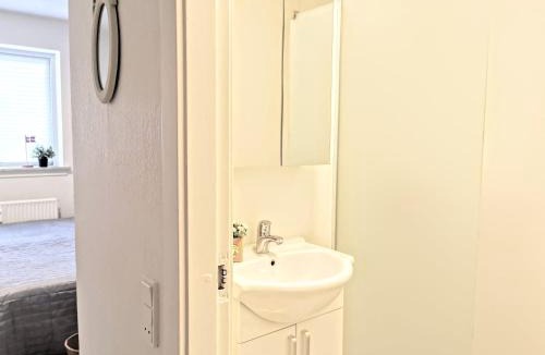 Billund Apartment | 5 minute walk to LEGO house - n18 - studio room with private bathroom
