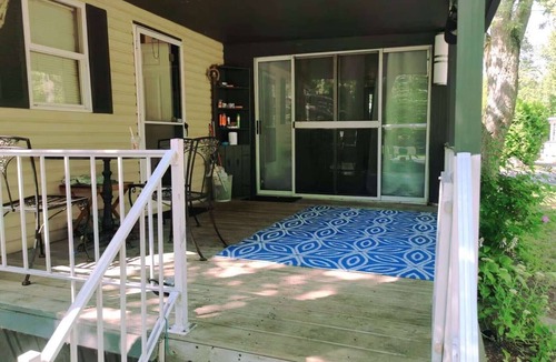Sherkston Cottage | 5 minutes from beach, 3 minutes from playground & swimming pool & front gate