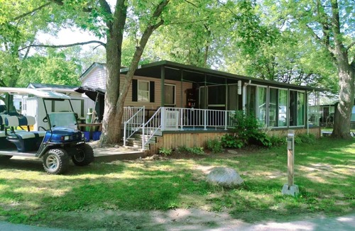 Sherkston Cottage | 5 minutes from beach, 3 minutes from playground & swimming pool & front gate