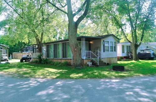 Sherkston Cottage | 5 minutes from beach, 3 minutes from playground & swimming pool & front gate