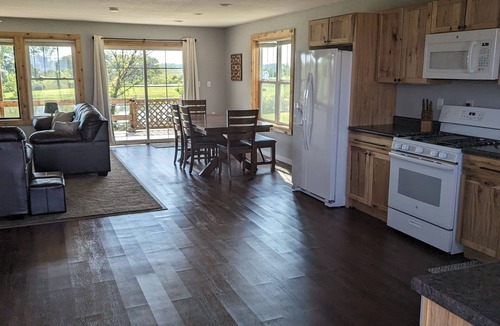Columbia House | 5 minutes from Rathbun Lake! Pet friendly