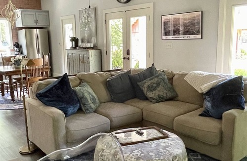Carmine House | 5 minutes from Round Top! Convenient Antiquing Location