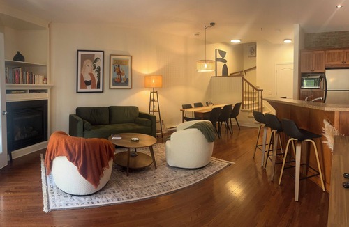 Bromont House | 5 minutes from the ski slopes! Shuttle included. Town house, close to everything.