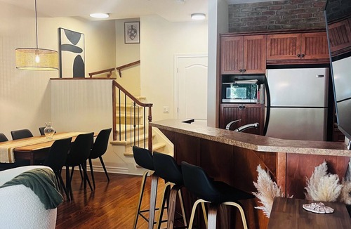 Bromont House | 5 minutes from the ski slopes! Shuttle included. Town house, close to everything.