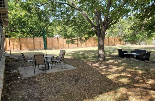 Blanco House | 5 minutes to Blanco River, 3 bedroom house with huge fenced backyard!