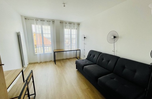 Saint-Cyr-l'Ecole Apartment | 5 Minutes to Versailles