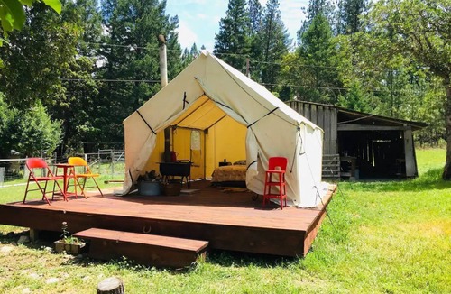 Northside Cabin | 5 minutes to the theme park! Family-sized condo with game room & deck