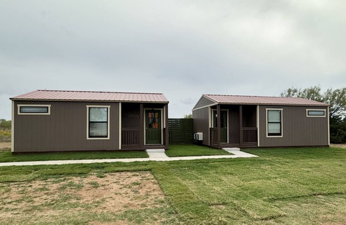 Cache Cabin | 5 minutes to the Wichita Mountains, Ruffled Feathers Cabin, pet friendly Cache