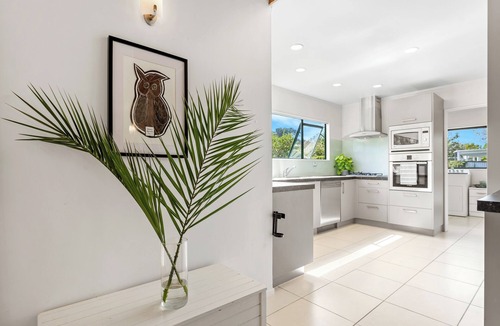 Matakana House | 5 Minutes Walk to Matakana Village, 5 Minute Drive to Omaha Beach