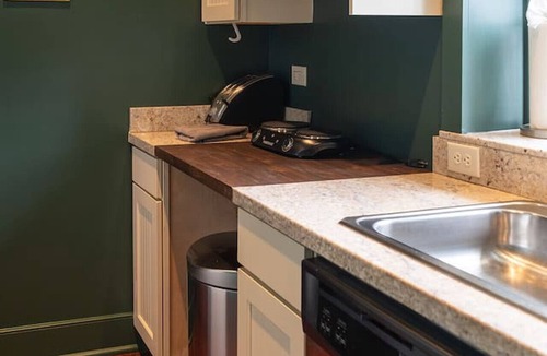 Faubourg Marigny Bed & Breakfast | 5 New Orleans Themed Units in FQ with Pool