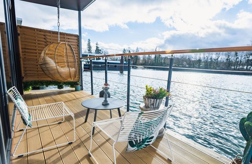 Guernes Boat Rental | 5*: Nid d'amour sur l'eau avec Jacuzzi (40' Paris)