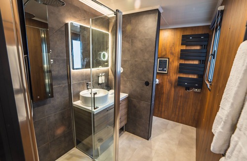 Guernes Boat Rental | 5*: Nid d'amour sur l'eau avec Jacuzzi (40' Paris)
