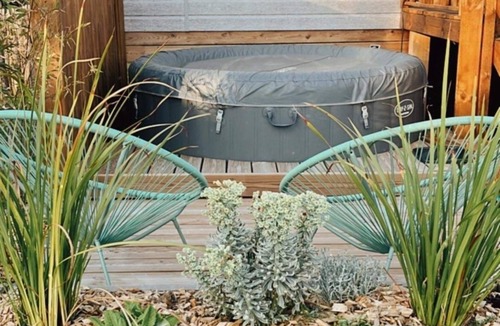 Jullouville-les-Pins Cottage | 5-person cottage with jacuzzi and pool 300m from the beach